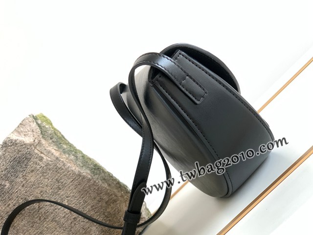 Celine專櫃2023秋冬新款BESACE TRIOMPHE光滑牛皮革手袋全新月亮包 賽琳全皮腋下包半月包 sldj2334